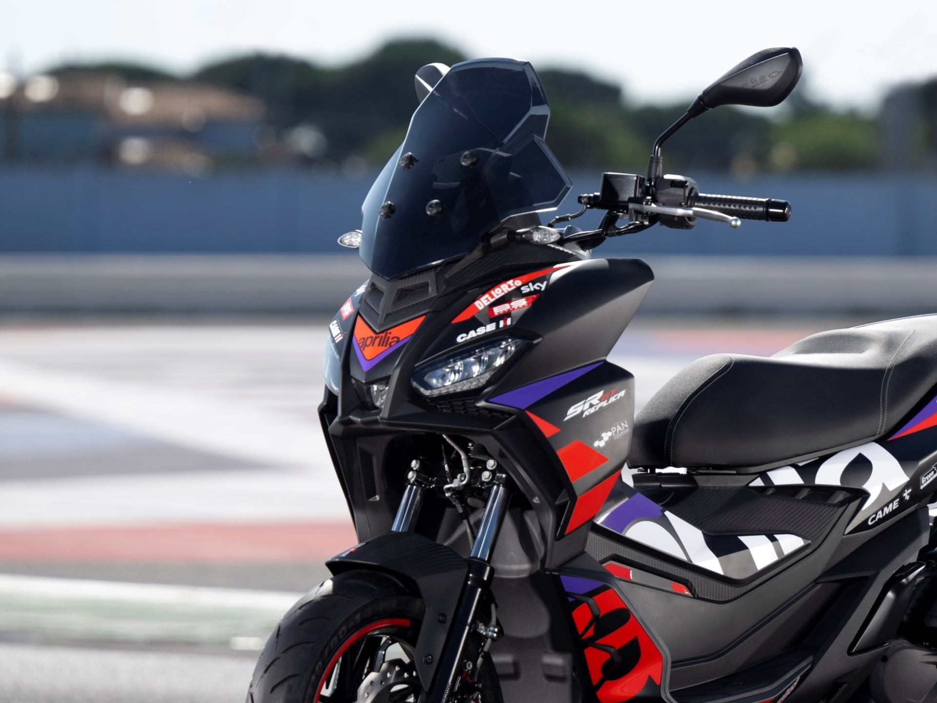 SR GT 200 Replica có thân xe đen mờ, kết hợp cùng các chi tiết đồ họa màu đỏ và tím nổi bật.