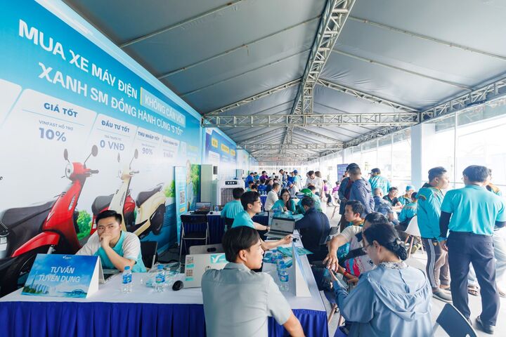 Khu vực tư vấn tài chính cho các tài xế dịch vụ luôn nhộn nhịp suốt cả ngày.